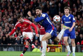 爱游戏体育官网-Ning重要时刻出色防守，曼联带队取胜！全场沸腾不已(红色警戒3变革355)