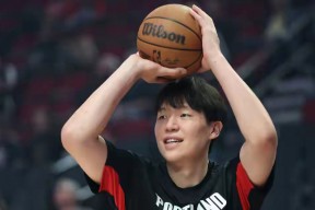 关于蒂姆在巴塞罗那比赛中回归赛场波特兰开拓者集结日刷新队史纪录，媒体一致点评：Ming连续十场比赛得分超过绝杀的信息